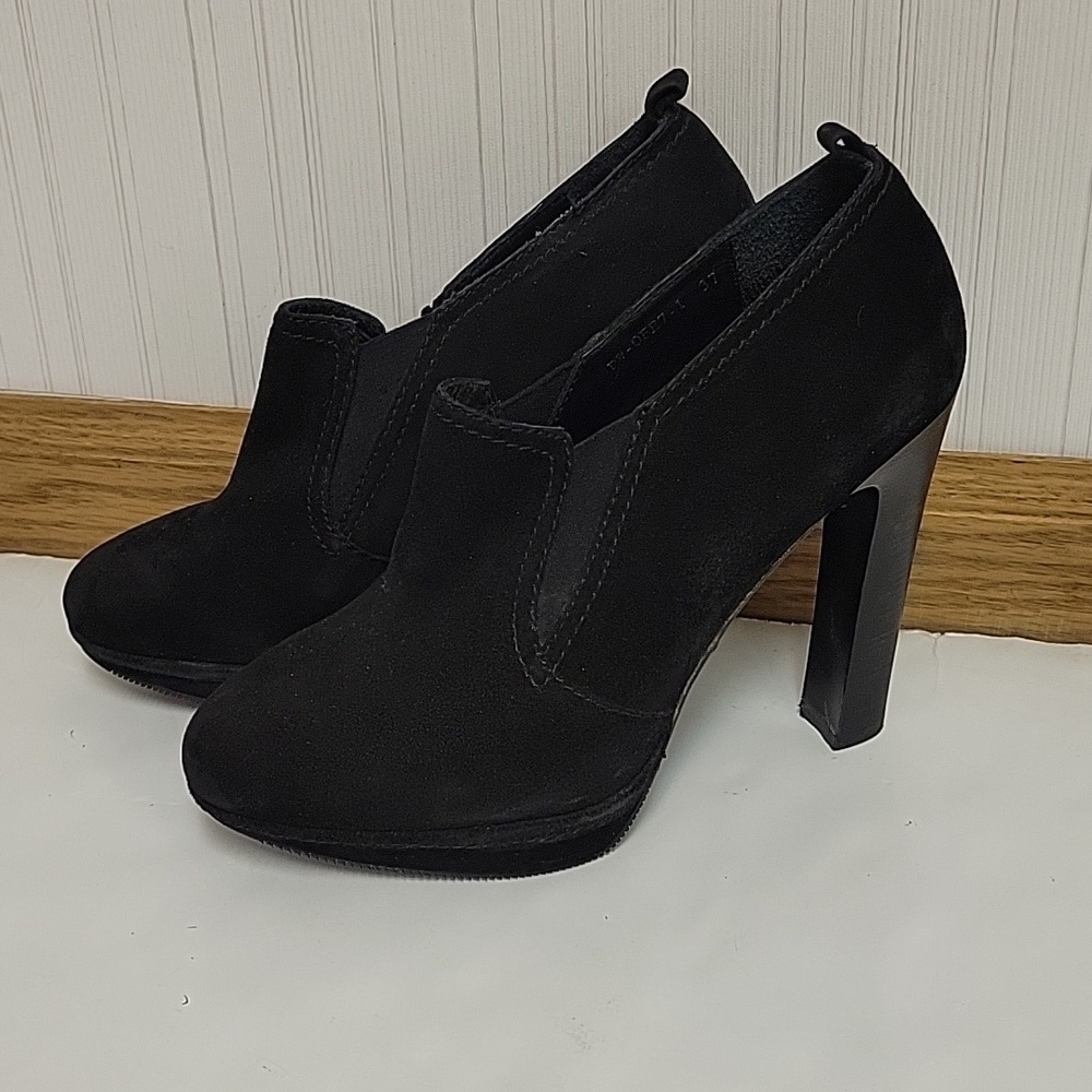 Carlo Pazolini black heeled suede bootie Euro sz 37 (US 7).